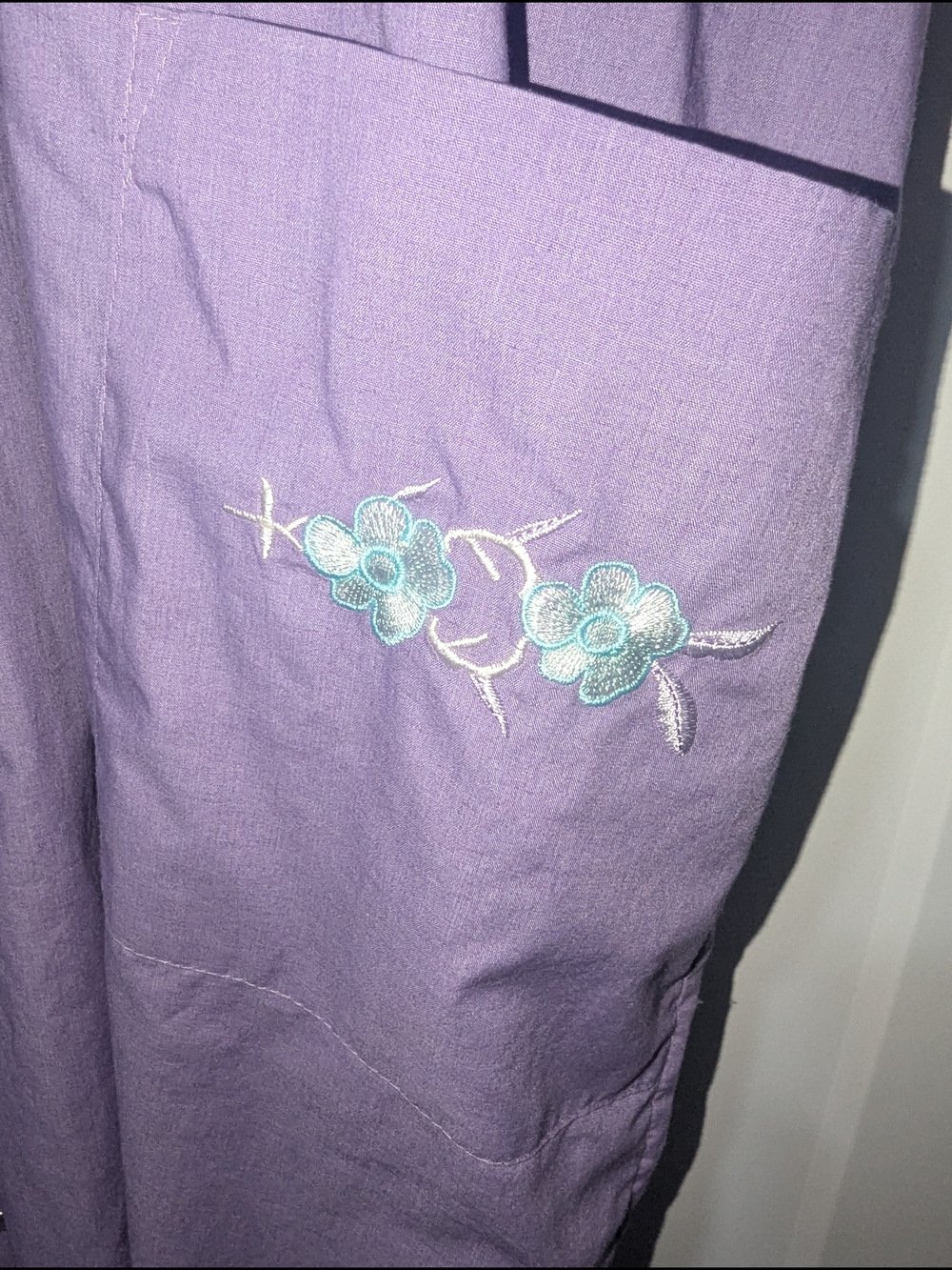 Vintage Lavender Button-Front House Dress with Embroidered Floral Detail - Picture 5 of 8